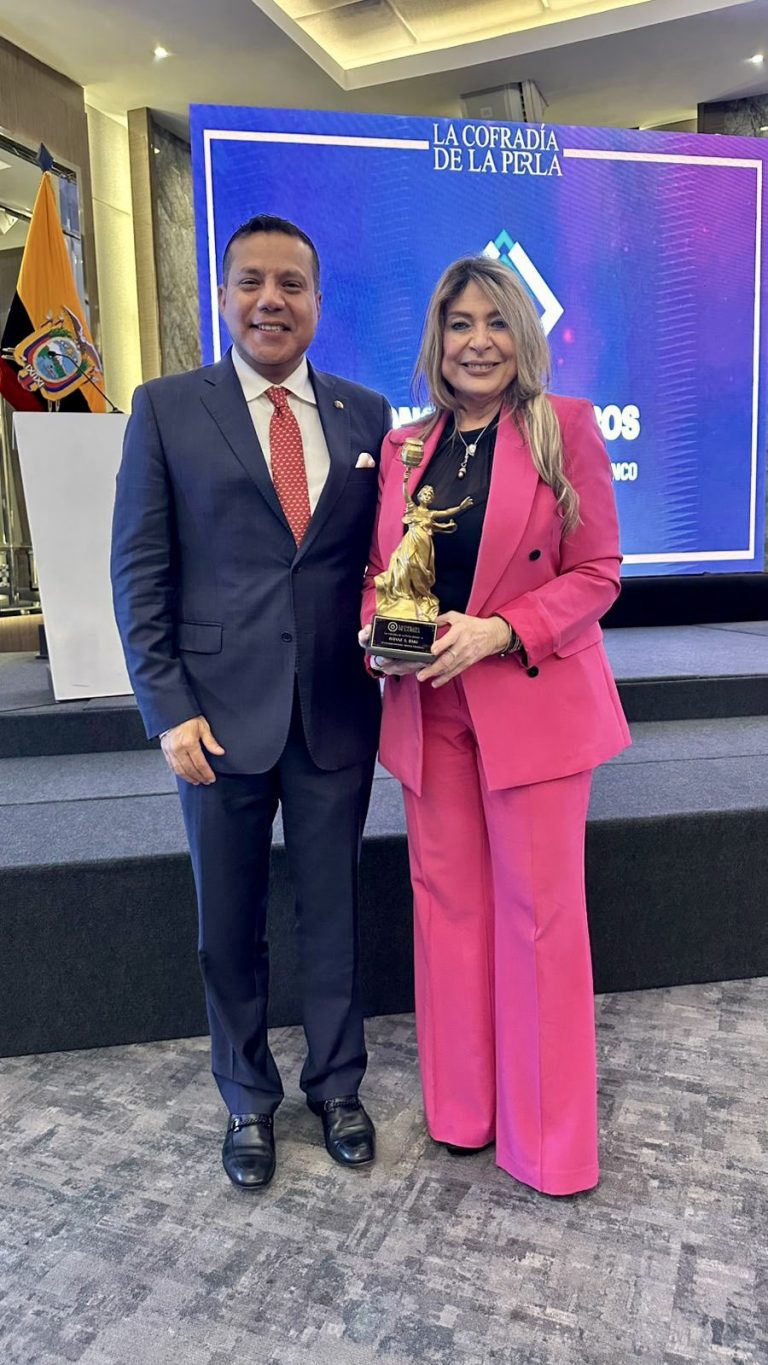 Ivonne Baki recibe el reconocimiento “La Aurora Gloriosa” por su trayectoria diplomática.