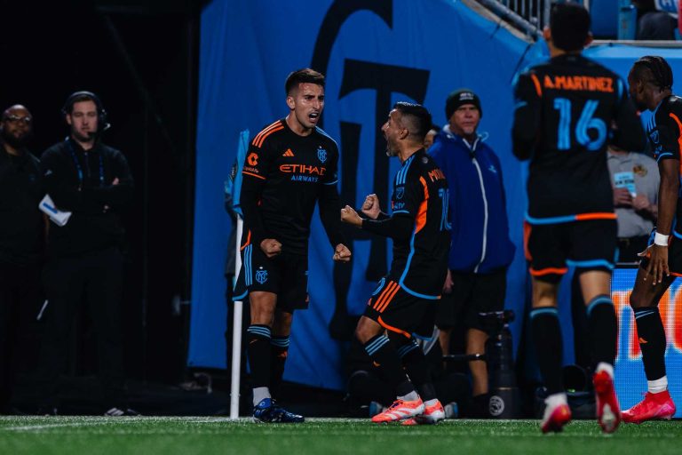 New York City FC avanza a las semifinales del Este tras vencer 3-1 a Charlotte FC.