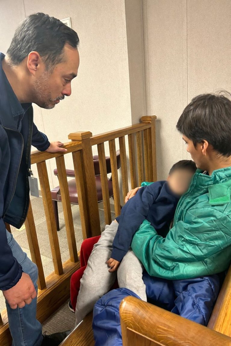 Congresista Joaquín Castro visitó a niño ecuatoriano de 5 años detenido en Texas.