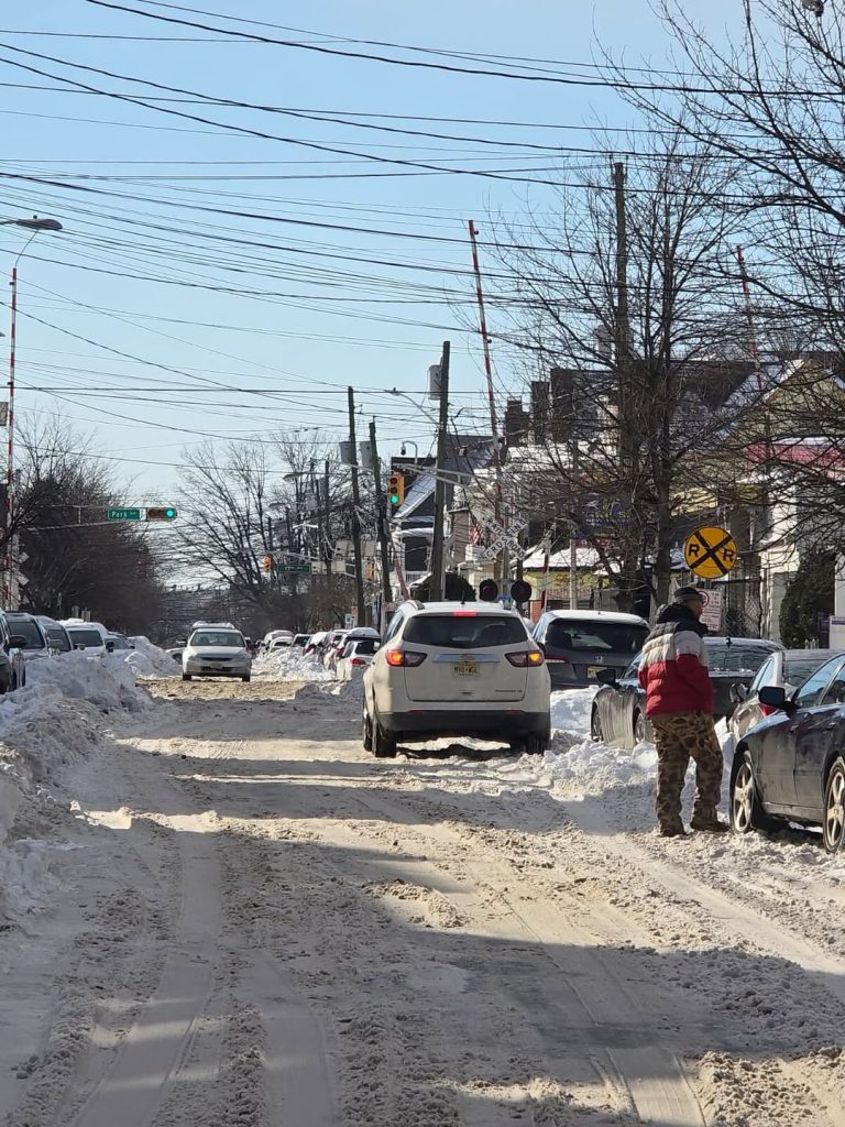 Calles de Paterson colapsan tras intensa nevada en Nueva Jersey.