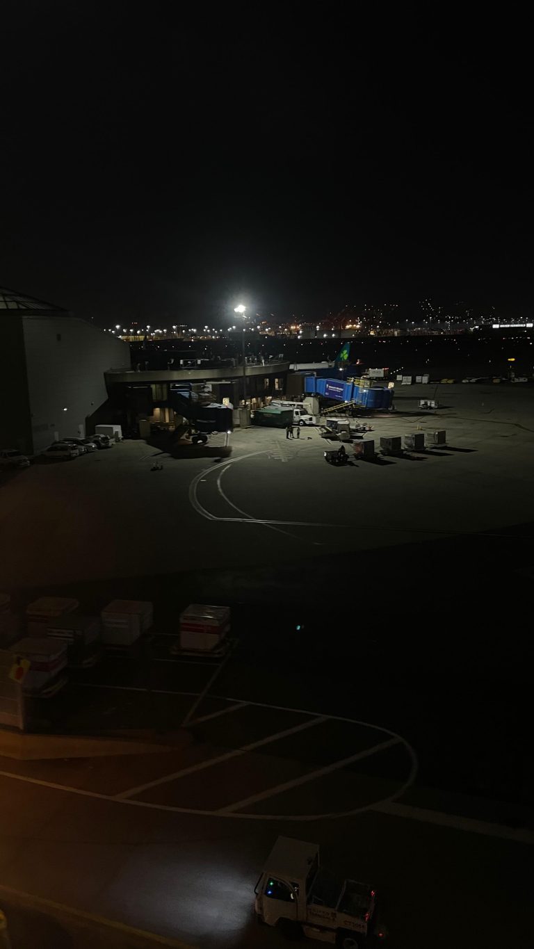 Emergencia aérea obliga a suspender vuelos en Newark tras falla de motor en avión de JetBlue.