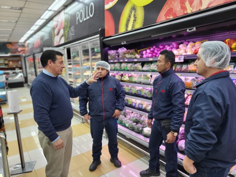 Cadena de supermercados ajusta operaciones y apuesta por tecnología en Ecuador.