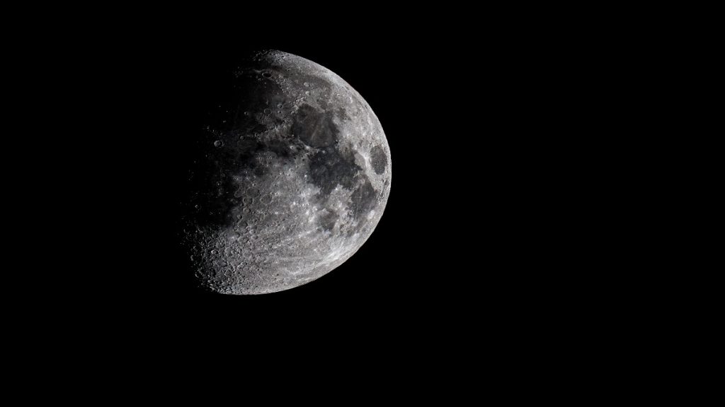 Artemis II alcanza récord histórico al sobrevolar la Luna y alejarse a más de 406 mil kilómetros de la Tierra.