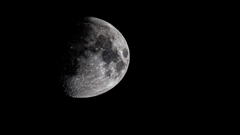 Artemis II alcanza récord histórico al sobrevolar la Luna y alejarse a más de 406 mil kilómetros de la Tierra.