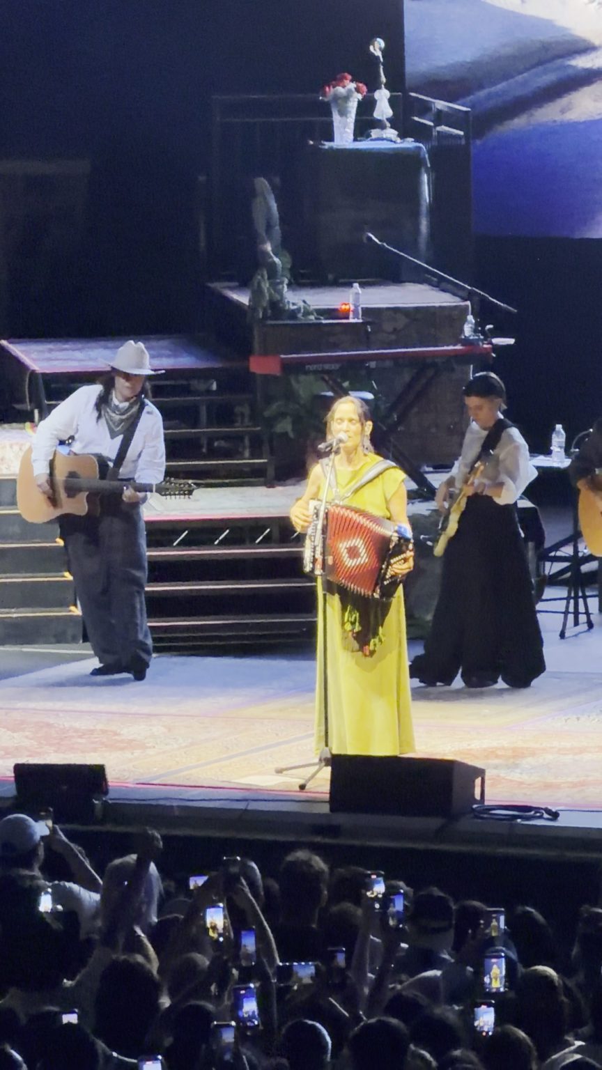 Julieta Venegas reunió a cientos de personas en un concierto gratuito en Central Park.