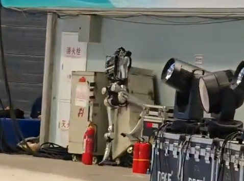 Robot sorprende por su velocidad y termina impactando una caja eléctrica.