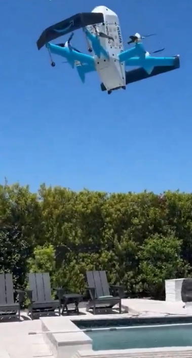 Entrega de Amazon por dron termina en la piscina de un cliente en Texas.