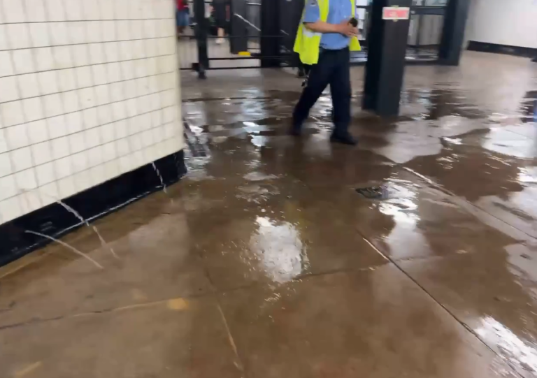 ¡Diluvio en Times Square! Fuerte lluvia sorprende a Nueva York.