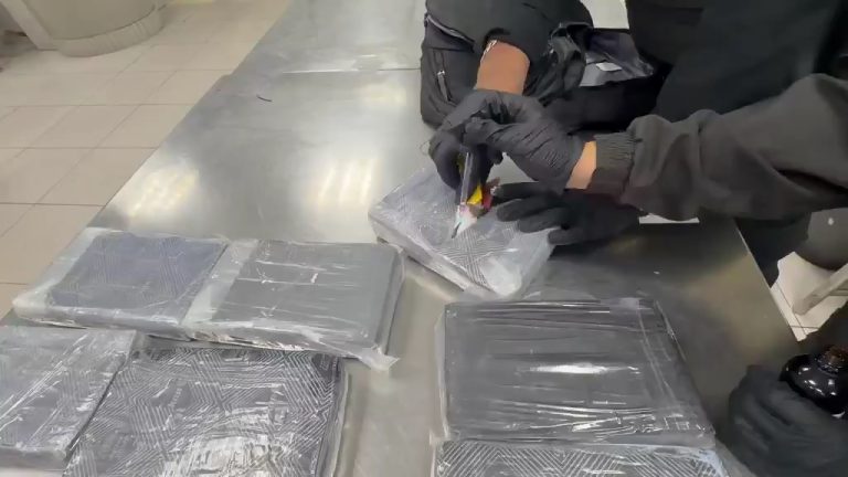 Pasajero español es detenido con 19,7 kilos de cocaína en aeropuerto de Guayaquil.