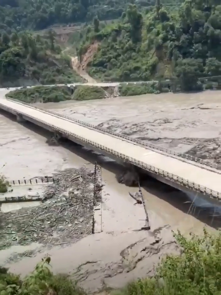 Nepal evalúa graves daños tras desastre: puentes, carreteras y proyectos hidroeléctricos afectados.