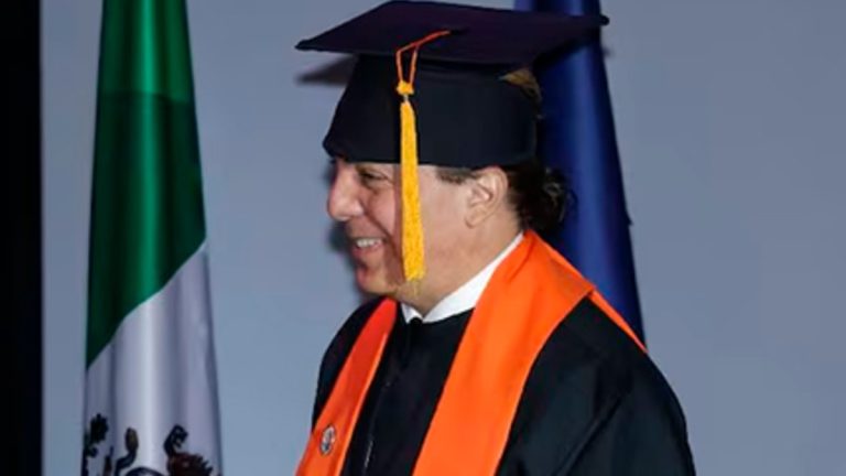 Cristian Castro se gradúa de la preparatoria a los 51 años.