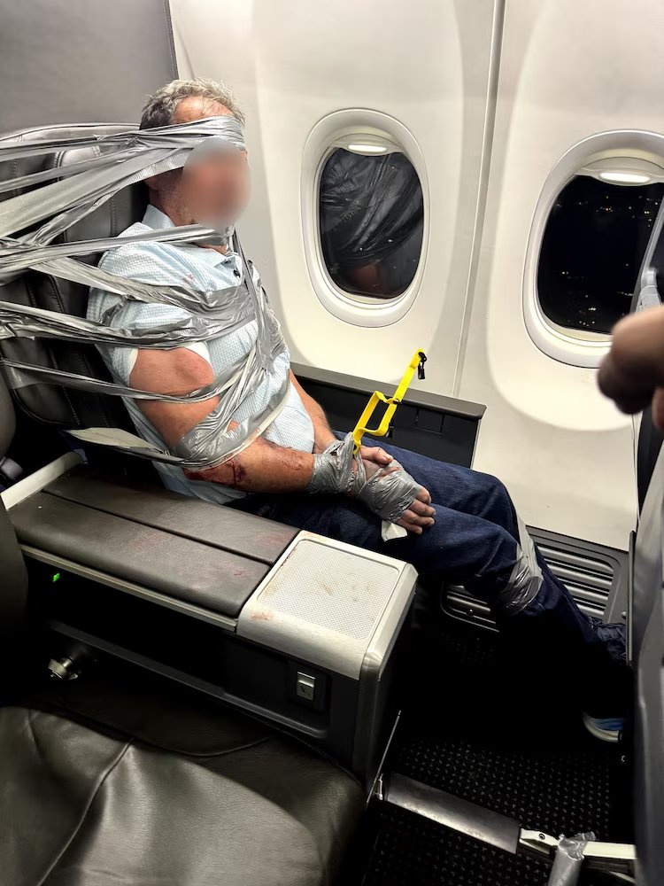 Pasajero de American Airlines fue inmovilizado con cinta adhesiva durante un vuelo.