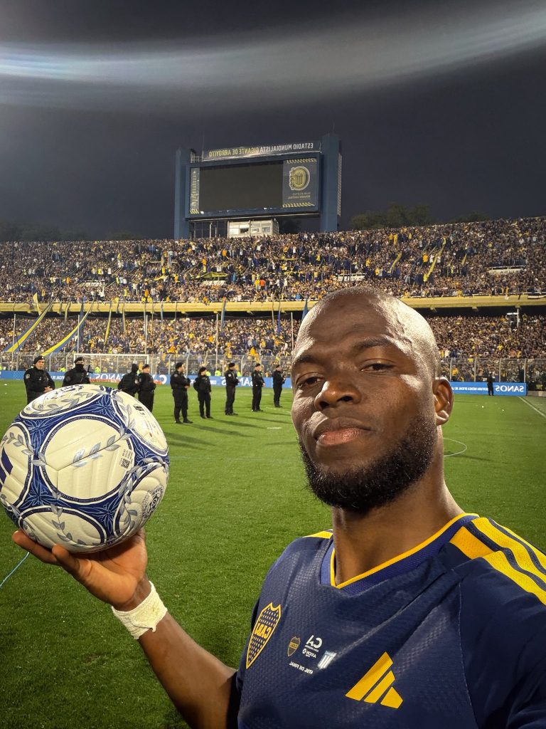 Enner Valencia hace historia con un triplete de cabeza y lleva a Boca a semifinales.