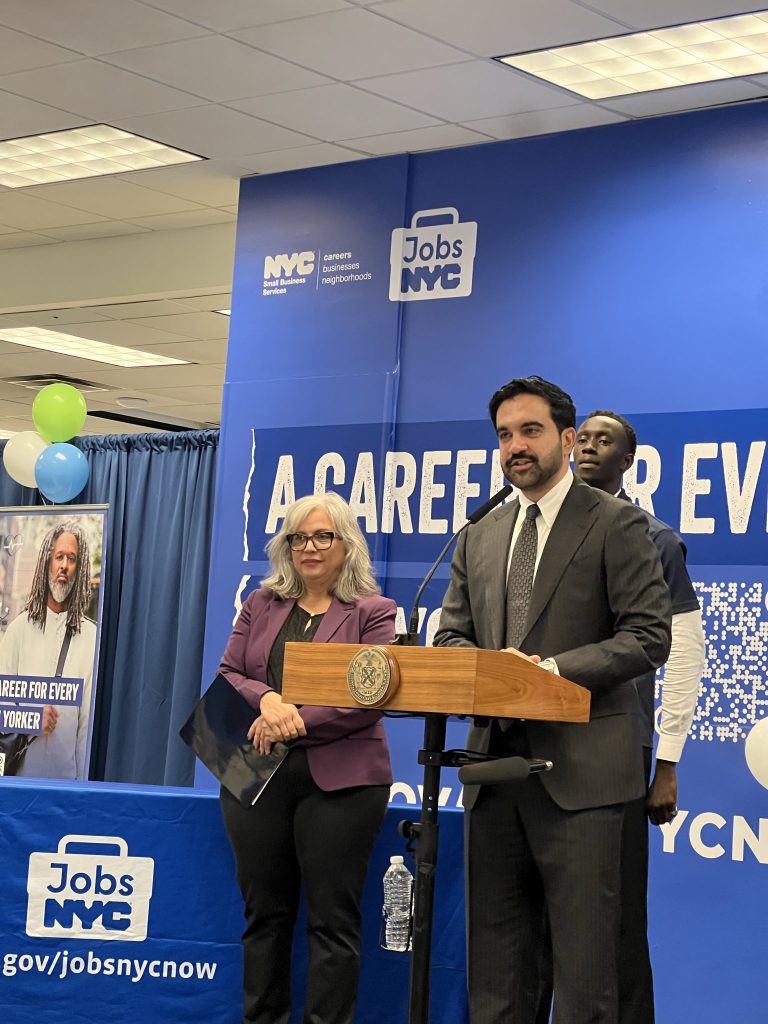 Nueva York abre centro permanente para conectar a residentes con empleos de la ciudad.