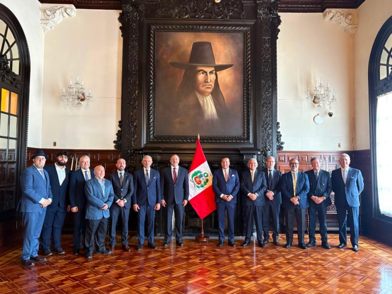 Delegación empresarial ecuatoriana mantuvo encuentro con Keiko Fujimori en Lima.