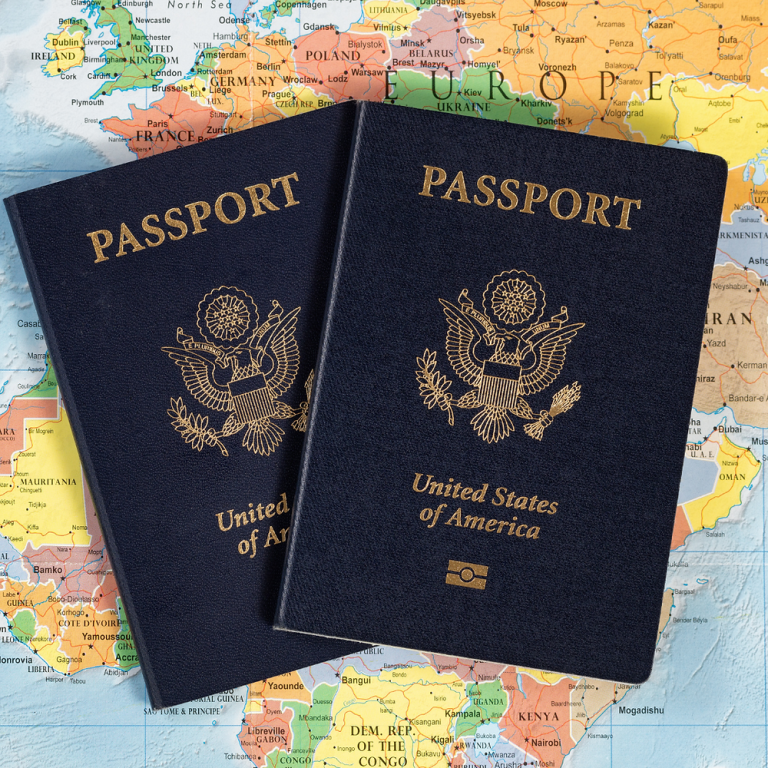 EE.UU. evalúa nuevo requisito migratorio para pasaportes de menores.