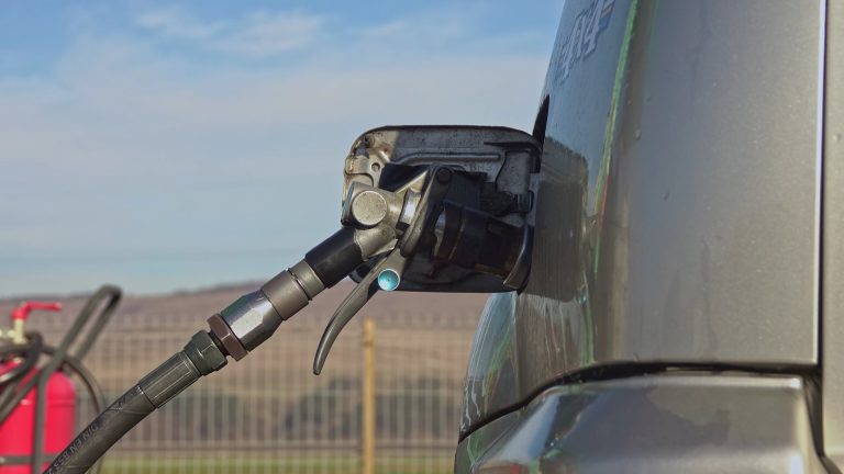 Gasolina se acerca nuevamente a los US$ 4 por galón en Estados Unidos.