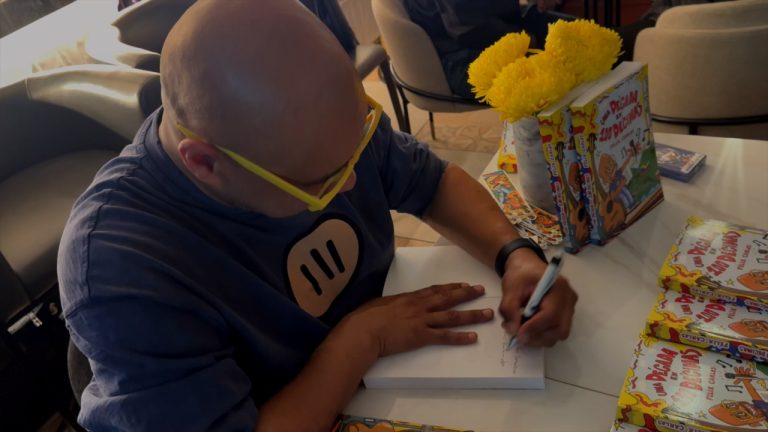 De Venezuela a Nueva York: Félix Carlos presentó su libro «Una Década y 100 décimas».