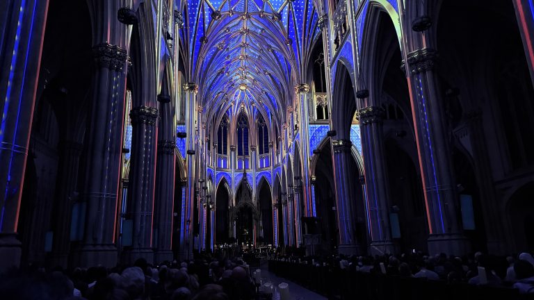 LUMINISCENCE en St. Patrick’s Church: El arte inmersivo que hace vibrar el corazón neogótico de Nueva York.